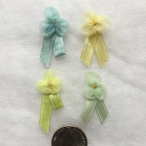 Vintage winziges Satinband Blume 12 ct Pack pastellgelb, mintgrün, lindgrün und blau-zierliche Miniatur Blumen-Bastelstoff Blume
