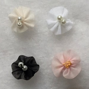 Vintage winzige Schleifenblumen 12er Packung Pastell rosa, blau, schwarz, weiß, creme-Miniatur Blumen-Pastell Stoff Rosen-Crafting Blumen