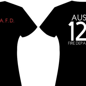 Może przedstawiać: Dwie czarne koszulki, jedna z napisem "A.F.D." w czerwonym kolorze z przodu, a druga z napisem "AUSTIN 126 FIRE DEPARTMENT" w białym kolorze z tyłu.