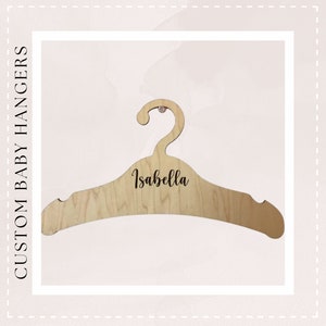 Cabide personalizado para bebê em caixa - Cabides personalizados para bebê - Cabide para caixa de bebê - Cabide personalizado para guarda-roupa de bebê - Cabides para bebê - Cabides personalizados -