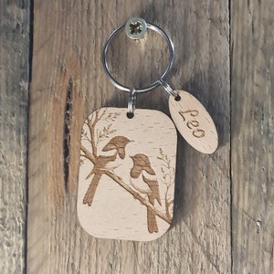 Personalisierte Elster Holzschlüsselring | Lasergravur für eine Persönliche Note | Personalisierbarer Schlüsselanhänger für viel Glück und Freude