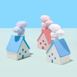 Può includere: Una collezione di casette in miniatura con tetti e camini blu, rosa e bianchi. Le case hanno piccole finestre quadrate e sono ambientate su uno sfondo azzurro e verde. I camini sono sormontati da accenti a forma di nuvola.