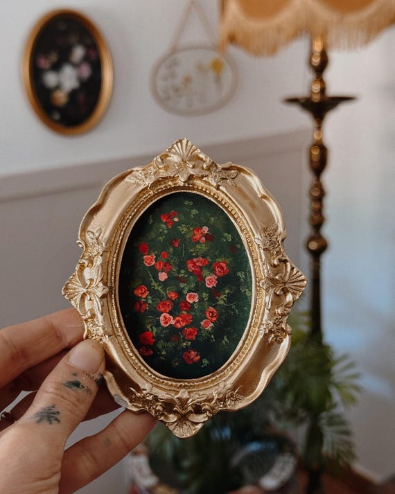 Mini pintura de rosas en gouache con marco dorado vintage | Arte floral único | Decoración cottagecore hecha a mano