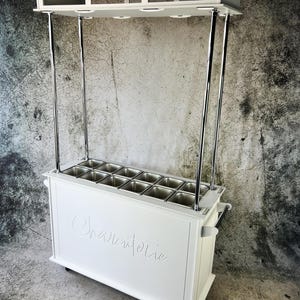Chariot à charcuteries, chariot à bonbons, chariot à champagne. Avec 12 récipients en acier avec couvercles. Transportable. Pliable. Se déplace sur des roues, entièrement fonctionnel