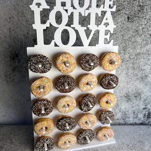 Donut Wall Donutstandaard Donut Wall verschillende maatopties. Wit waterdicht plastic. Vrijstaande displaystandaard. A Hole Lotta Love-tekst bovenaan