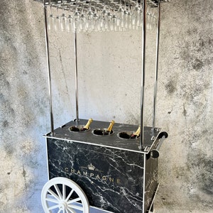 Carrito de champán, carrito de bebidas, bar de champán. Altura de 2 metros. Capacidad para 42 copas de champán y 3 cubiteras. Fácil de transportar.