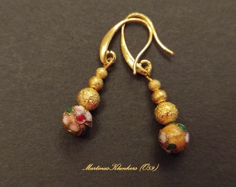 Gold ball earrings with cloisonné pearl (O59)