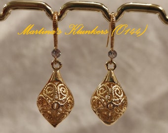 Ear hooks zirconia with filigree gold drops (O 144)