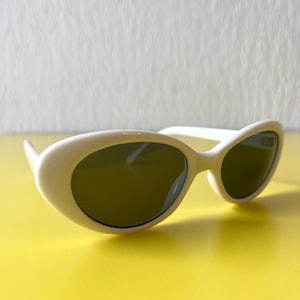occhiali da sole ovali a forma di occhio di gatto bianchi, modello deadstock y2k