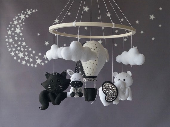 Мобили из фетра черно белые. Мобиль монтессори для новорожденных в кроватку. Мобиль черно-белый для новорожденных своими руками. Черно белые игрушки для новорожденных. Черно белый мобиль для новорожденных монтессори.