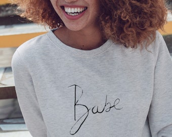 Bluza Babe: Modna i wygodna bluza z okrągłym dekoltem, ręcznie zaprojektowana
