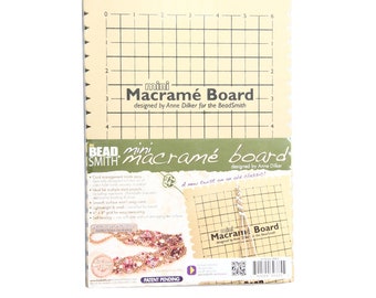 Mini macramé/planche à nouer BeadSmith® 30 x 21,5 cm - Pour tresser, tisser et froncer facilement le cordon - Maintient le cordon en place - Avec guide de mesure