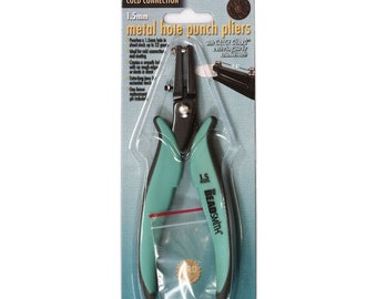 Puede incluir: Unas pinzas perforadoras de metal de 1,5 mm de color verde y negro con un protector de calibre. Las pinzas están empaquetadas en una tarjeta blanca y azul con el nombre de la marca "Beadsmith" impreso en ella.