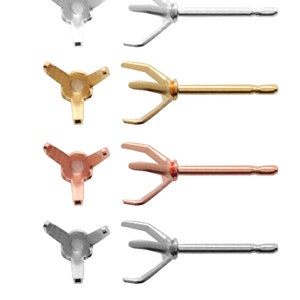 Op de afbeelding: Vier paar oorbelzettingen in zilver, goud en roségoudtinten. Elke zetting heeft een ontwerp met drie tanden om een edelsteen vast te houden, met een pin voor in het oor. De zettingen worden van boven en van de zijkant getoond.