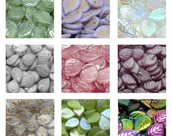 Op de afbeelding: Assortiment van glazen bladvormige kralen in verschillende kleuren, waaronder groen, wit, roze, paars en iriserend.