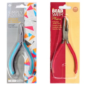 Puede incluir: Dos pares de alicates para joyería, uno con mangos azules y otro con mangos rojos. Los alicates están empaquetados en un fondo blanco con texto que dice "Simply Modern" y "The Bead Smith Pliers".