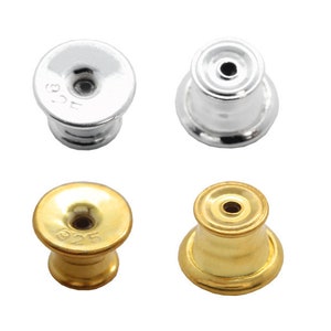 Könnte beinhalten: Zwei Paar Ohrstecker, ein Paar ist silber und das andere gold. Beide Paare haben einen 925 Stempel auf der Rückseite.