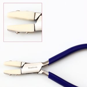Puede incluir: Alicates de mango azul con mordazas de goma blanca para prensar hallazgos de joyería. Los alicates están etiquetados como "BeadSmith".