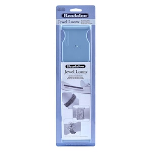 Op de afbeelding: Een blauwe plastic kralenweefgetouw genaamd "Jewel Loom" met instructies voor het maken van armbanden en andere sieraden. De verpakking toont voorbeelden van kralenarmbanden.