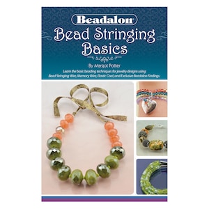 Könnte beinhalten: Das Buchcover "Bead Stringing Basics" von Margot Potter zeigt eine Halskette mit grünen und orangenen Perlen. Zusätzliche Bilder präsentieren Armbänder mit Herzanhängern und verschiedene Perlenmuster, die zur Schmuckherstellung inspirieren.