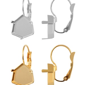 Könnte beinhalten: Zwei Paar Ohrringfassungen, ein Paar in Silber und ein Paar in Gold. Jede Fassung hat eine sechseckige Zarge und einen Bügelverschluss.