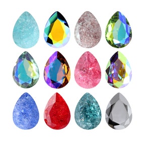 Puede incluir: Doce cristales en forma de lágrima en varios colores, incluyendo azul, rojo e iridiscente. Cada cristal tiene una superficie facetada, que refleja la luz. Los cristales están dispuestos sobre un fondo blanco.