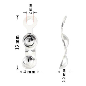 Op de afbeelding: Een zilverkleurige sieradensluiting, 13 mm lang, met twee afgeronde, komvormige uiteinden en een lus. De sluiting is 4 mm breed en 2 mm dik. De zijaanzicht toont een dikte van 2,2 mm. Ideaal voor het maken van sieraden.