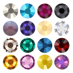 Könnte beinhalten: Sortiment von 16 runden, facettierten Strasssteinen in verschiedenen Farben, darunter klar, schwarz, rot, blau, grün, lila und gold.