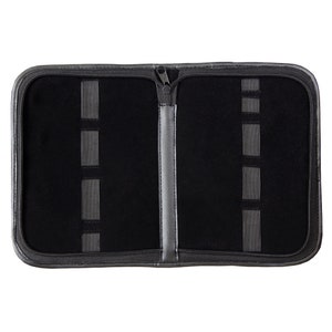 Puede incluir: Una caja de cuero negro con cremallera y múltiples ranuras para guardar objetos pequeños. La caja está abierta y el interior está forrado con fieltro negro.