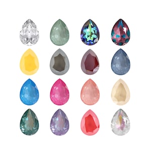 Könnte beinhalten: Sortiment von 16 tropfenförmigen Kristallperlen in verschiedenen Farben, darunter klar, grau, blau, rot, rosa, gelb und schillernd.