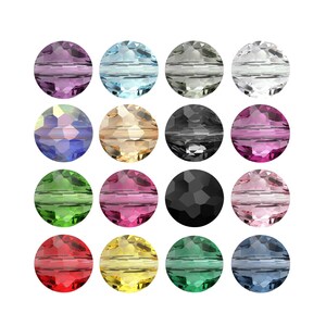 Puede incluir: Una colección de dieciséis cuentas de cristal redondas y facetadas dispuestas en una cuadrícula de cuatro por cuatro. Las cuentas presentan una variedad de colores que incluyen morado, azul claro, transparente, gris, azul iridiscente, beige, negro, magenta, verde, rosa, rojo, amarillo y azul oscuro.