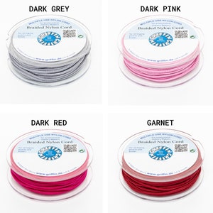 Puede incluir: Cuatro carretes de cord&oacute;n de nailon trenzado Griffin en gris oscuro, rosa oscuro, rojo oscuro y granate. Cada carrete est&aacute; etiquetado con el nombre de la marca y los detalles del producto, dise&ntilde;ado para ensartar perlas y abalorios. El texto en la etiqueta dice "Multiple Use Nylon Cord".