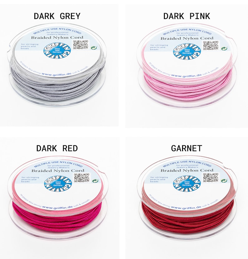 Puede incluir: Cuatro carretes de cord&oacute;n de nailon trenzado Griffin en gris oscuro, rosa oscuro, rojo oscuro y granate. Cada carrete est&aacute; etiquetado con el nombre de la marca y los detalles del producto, dise&ntilde;ado para ensartar perlas y abalorios. El texto en la etiqueta dice "Multiple Use Nylon Cord".