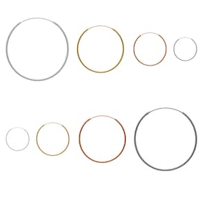 Puede incluir: Un conjunto de seis pendientes de aro en diferentes tamaños y colores. Los pendientes están hechos de plata, oro y oro rosa.