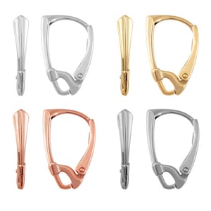 Könnte beinhalten: Vier Paar Ohrhaken in Silber, Gold, Roségold und Platin. Jedes Paar verfügt über einen Haken mit einer kleinen Schlaufe oben und einem gebogenen Draht.