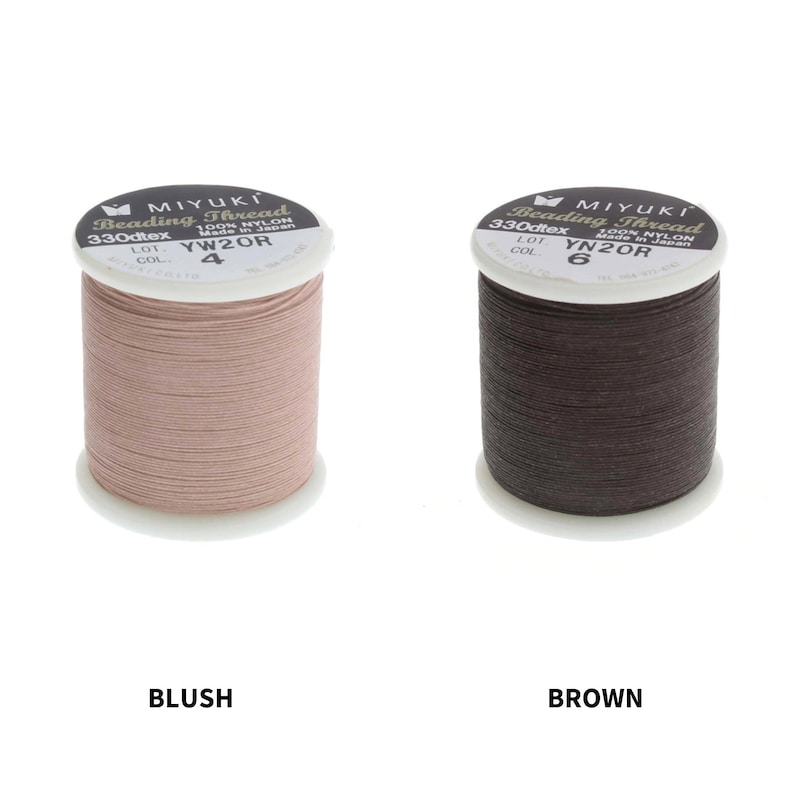 Op de afbeelding: Twee spoelen Miyuki Beading Thread, &eacute;&eacute;n in blush roze en &eacute;&eacute;n in bruin. De spoelen zijn gelabeld met de merknaam, het type draad, dtex, lotnummer en kleurnummer.