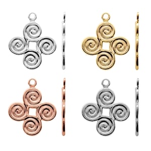 Peut inclure: Quatre breloques en métal en forme de trèfle à quatre feuilles avec un carré au centre. Les breloques sont présentées en argent, or, or rose et argent. Chaque breloque a une boucle en haut pour l'attacher à un collier ou un bracelet.