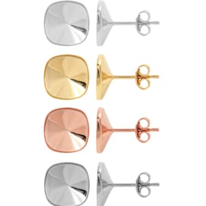 Op de afbeelding: Set van vier vierkante oorbel studs in zilver, goud, rosé goud en platina. Elke oorbel heeft een vierkante steen met een facetgeslepen ontwerp.