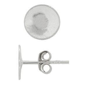 Op de afbeelding: Zilveren oorbel-bevestigingen met een ronde, platte en licht concave bovenkant. De bevestigingen hebben een pen en een vlinder achterkant.