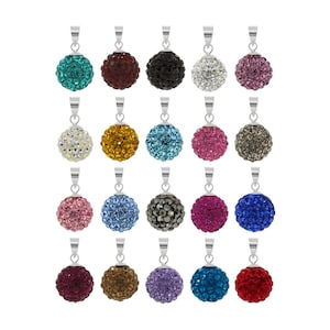 Peut inclure: Vingt-et-un pendentifs ronds avec des bélières argentées. Chaque pendentif présente une sphère texturée et scintillante de différentes couleurs, notamment le turquoise, le bordeaux, le noir, le blanc et le rose. Les pendentifs sont sur fond blanc.