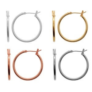 Op de afbeelding: Set van vier creolen in zilver, goud, rosé goud en gunmetal afwerking. Elke oorring is een eenvoudige cirkel.