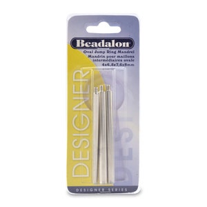 Op de afbeelding: Een verpakking met drie zilveren ovale springringmandrels voor het maken van sieraden. De verpakking is gemarkeerd met "Beadalon Designer Series" en bevat de maten 4x6, 5x7, 6x8 mm.