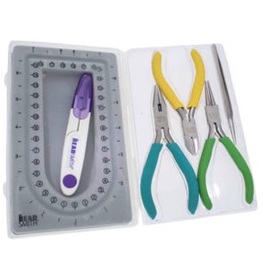 Può includere: Una custodia in plastica bianca con un pannello per la creazione di perline grigio, uno strumento per la creazione di perline viola e quattro paia di pinze con manici gialli, verdi e blu.