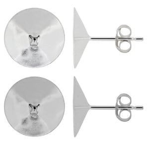 Puede incluir: Dos pares de respaldos de pendientes de plata. Cada respaldo tiene un disco redondo y plano con un pequeño agujero en el centro y un poste con un cierre de mariposa.