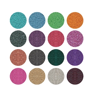 Può includere: Sedici campioni circolari di perline di semi in vari colori, tra cui verde acqua, blu, verde, arancione, nero, viola, rosso, rosa, rame, grigio, verde scuro e marrone. Le perline sono fittamente confezionate all'interno di ogni cerchio, creando un aspetto strutturato.