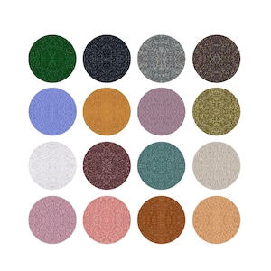 Könnte beinhalten: Eine Sammlung von sechzehn kreisförmigen, strukturierten Farbfeldern in verschiedenen Farben. Die Farben umfassen Grüntöne, Blau, Gold, Lila und Braun. Jedes Farbfeld hat ein gesprenkeltes Aussehen, wodurch ein schimmernder Effekt entsteht.