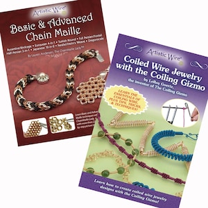 Op de afbeelding: Twee boeken over het maken van sieraden, beide met de titel "Artistic Wire". Het boek links is getiteld "Basic & Advanced Chain Maille" en toont een zilveren en koperen kettingmailarmband. Het boek rechts is getiteld "Coiled Wire Jewelry with the Coiling Gizmo" en toont een verscheidenheid aan ontwerpen voor sieraden van gewikkeld draad.