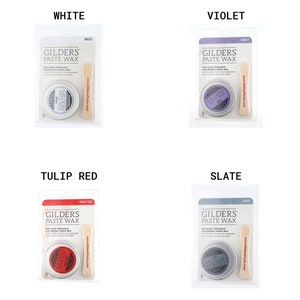 Puede incluir: Cuatro peque&ntilde;os recipientes de cera en pasta de color, cada uno con un aplicador de madera. Los colores son blanco, violeta, rojo tulip&aacute;n y pizarra.