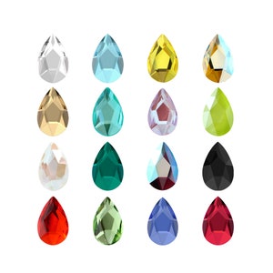 Könnte beinhalten: Sortiment von 18 tropfenförmigen Glas-Strasssteinen in verschiedenen Farben, darunter klar, blau, grün, rot, gold und schwarz.