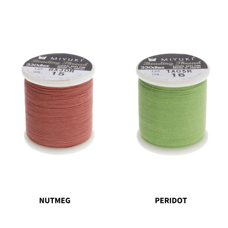 Op de afbeelding: Twee spoelen Miyuki Beading Thread, &eacute;&eacute;n in roodbruin, genaamd "Nootmuskaat", en de andere in groen, genaamd "Peridoot". Beide spoelen zijn 330 dtex en gemaakt van 100% nylon.